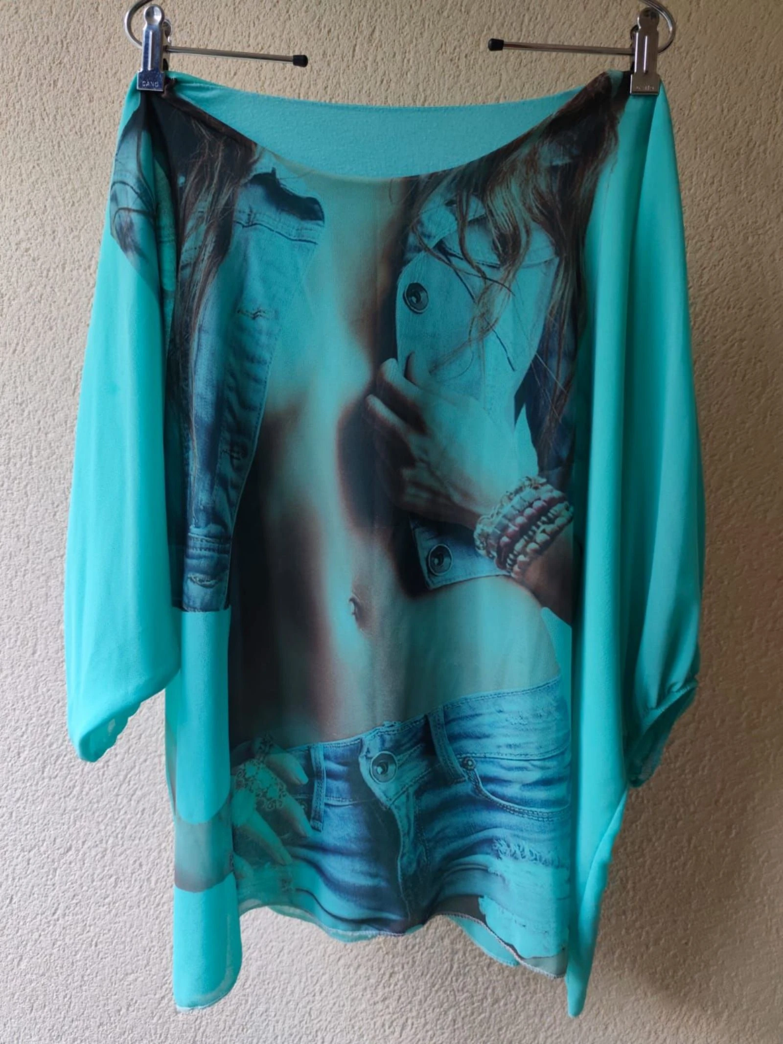 Blusa oversize turquesa print denim manga murciélago